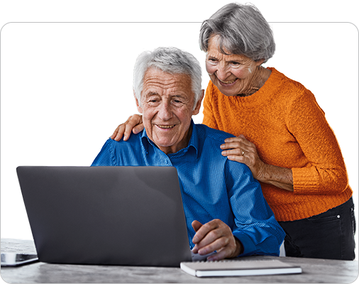 Mulher ajuda pessoa idosa e com mobilidade reduzida a assinar documento digitalmente pelo celular no sofá da casa.