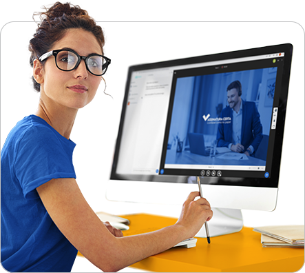 Mulher de óculos em frente ao computador criando videoconferência no portal Assinatura Certa